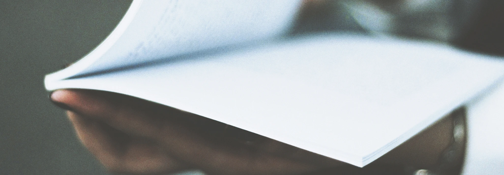 Hallin Löfgren Juristbyrå - En person bläddrar i ett dokument.