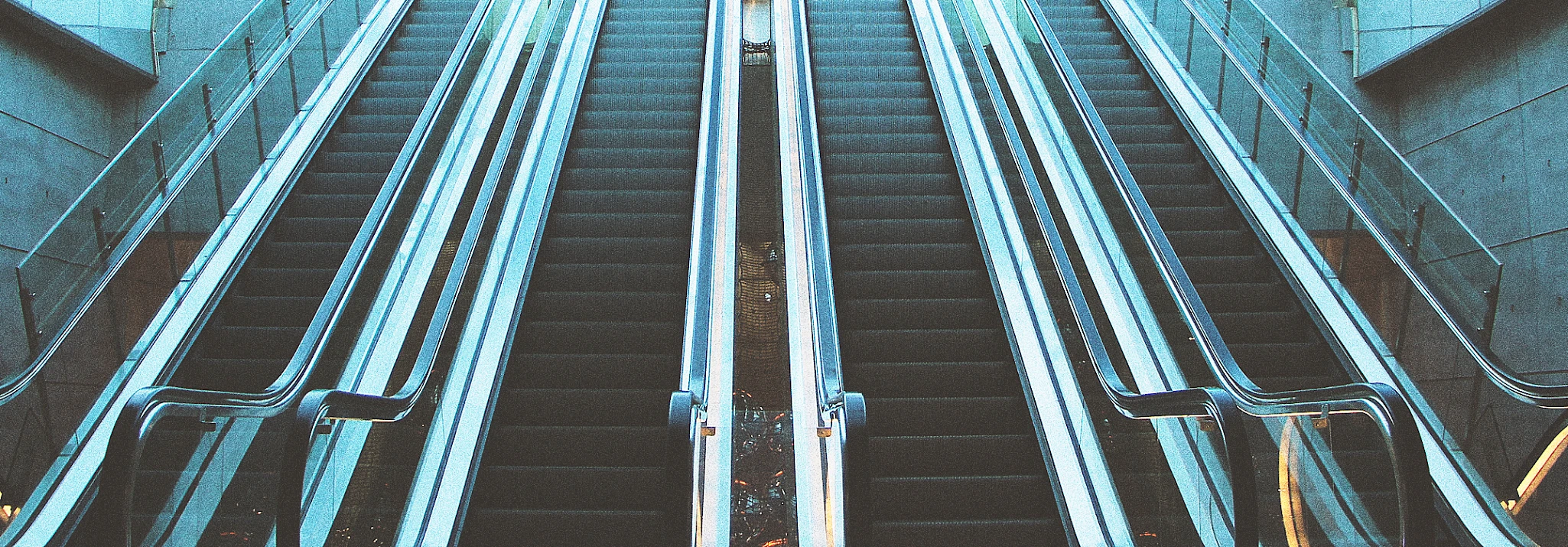 Hallin Löfgren Juristbyrå - Långa rulltrappor som leder uppåt.